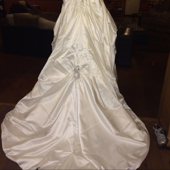 FLASH SALE 🎉BRAND NEW WEDDING DRESS - Picture 3 of 8