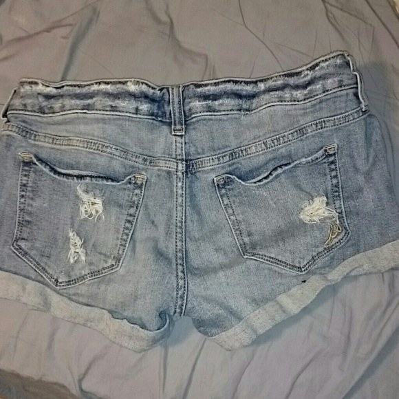 Light wash destroyed Jean shorts - Picture 2 of 4