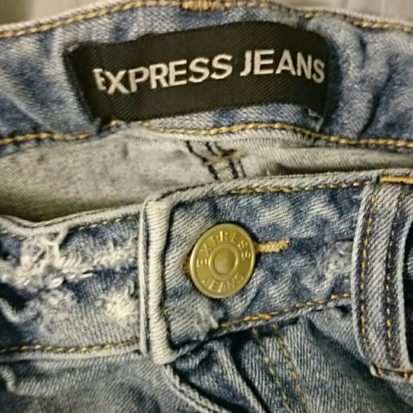 Light wash destroyed Jean shorts - Picture 3 of 4