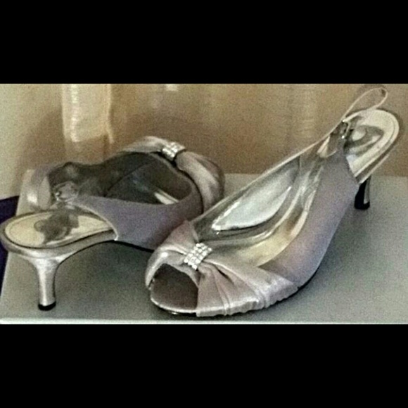 Kitten heel slingback