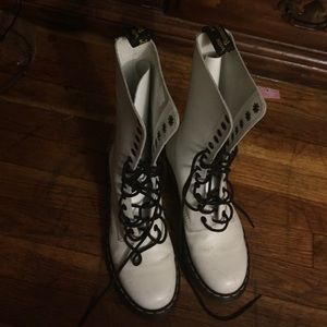 WHITE DOC MARTENS
