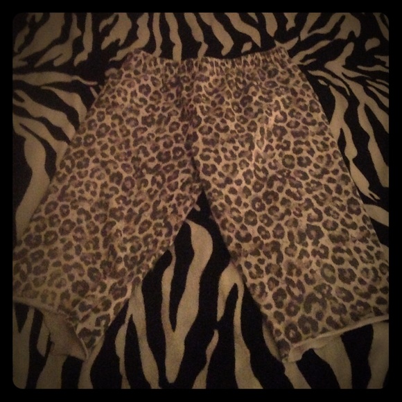 Leopard print capries cut at bottom - Picture 1 of 2