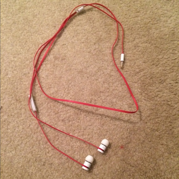 Beats urbeats in back earphones! - Picture 1 of 3