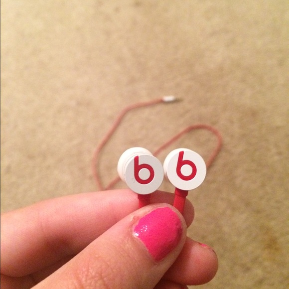 Beats urbeats in back earphones! - Picture 2 of 3