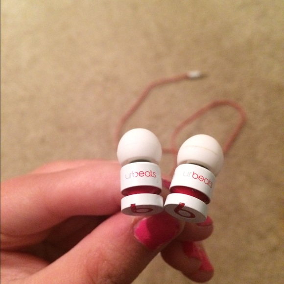 Beats urbeats in back earphones! - Picture 3 of 3