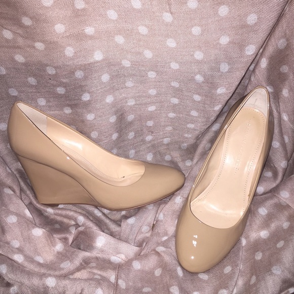 Nude patent banana republic wedges