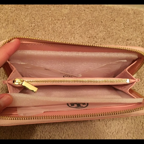 SOLD! 🎉TB Robinson Zip Continental Wallet - Picture 2 of 3