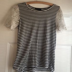 Striped t-shirt with lace sleeves