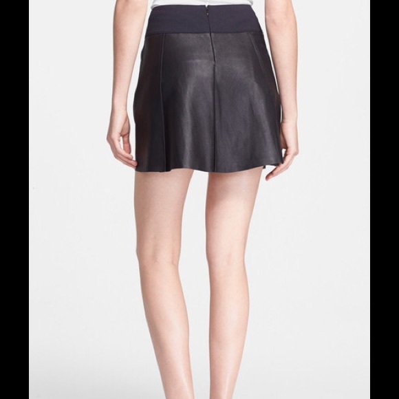 📌SOLD📌 VINCE Black Leather Pleated Mini NWT - Picture 2 of 4