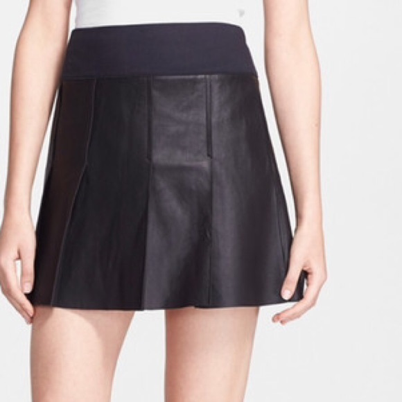 📌SOLD📌 VINCE Black Leather Pleated Mini NWT - Picture 3 of 4