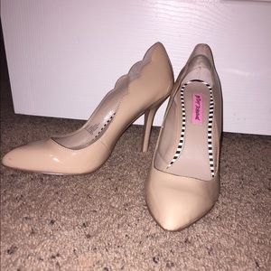 Betsy Johnson nude pumps