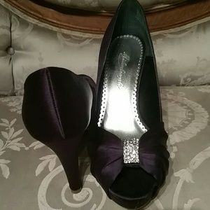 Plumb pumps with Diamond accent