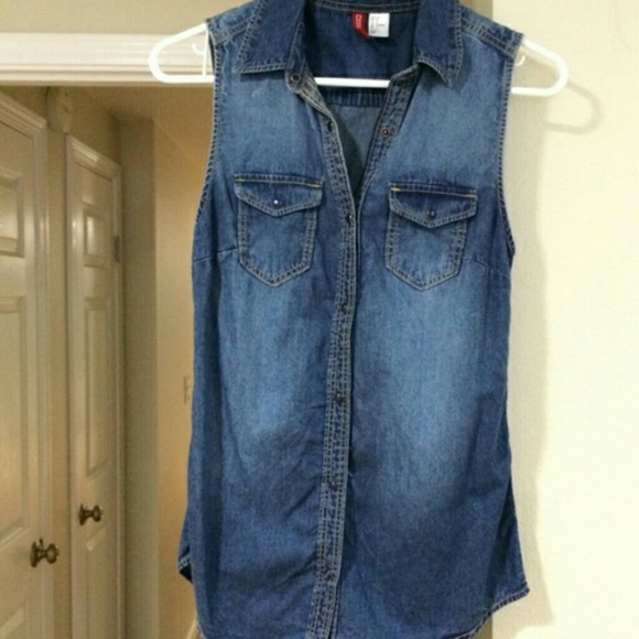 H&M Chambray denim sleeveless button up top