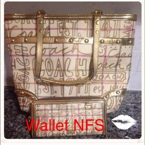 Temp price cut! 🍷Coach Loves Poppy Tote