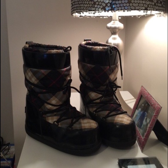 burberry moon boots