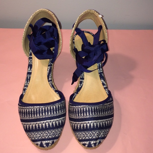 Brand-new tribal print Schutz espadrilles in sz 9