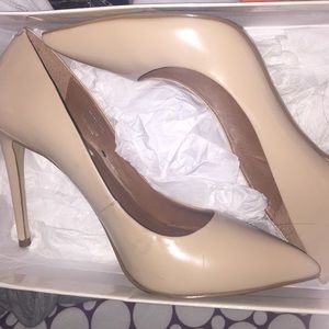 Nude pumps