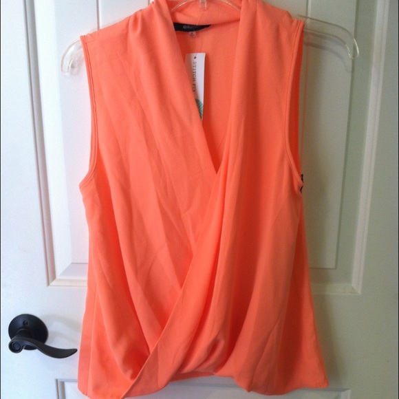 Front twist sleeveless blouse