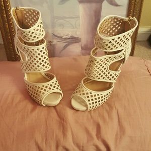 💁💕❤Beautiful fashion white heels❤