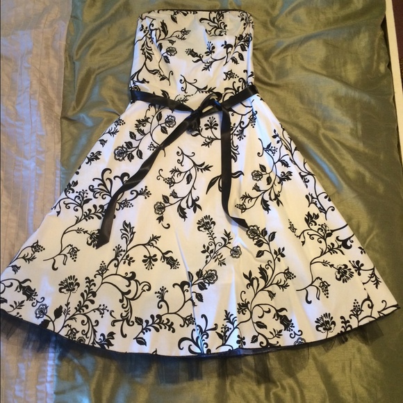 Must go! Make offers! B&W Strapless dress