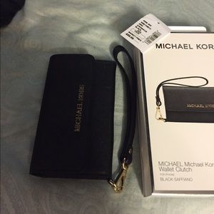 MK WRISTLET/CLUTCH HOLDS IPHONE 6
