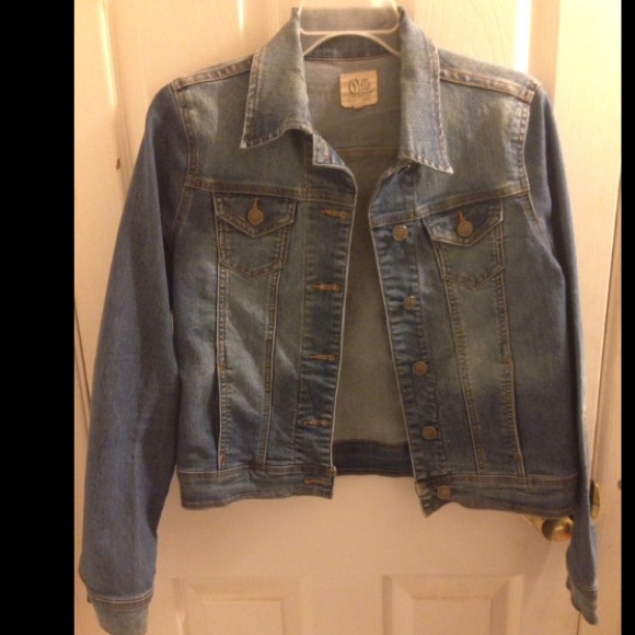 Cropped denim jacket