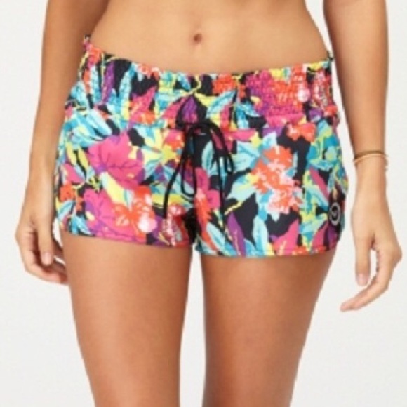 !SOLD!     Roxy Patterned Shorts - Picture 4 of 4