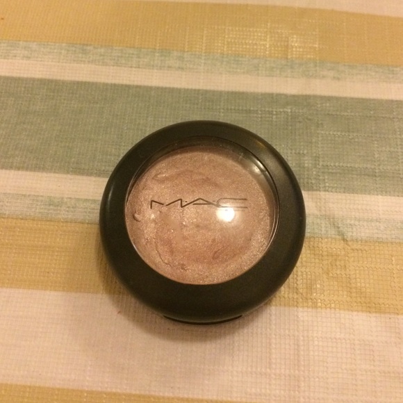 Mac blush highlighter, name: shell frost