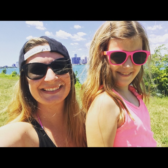 Meet your Posher, Kaitlin - Picture 3 of 8