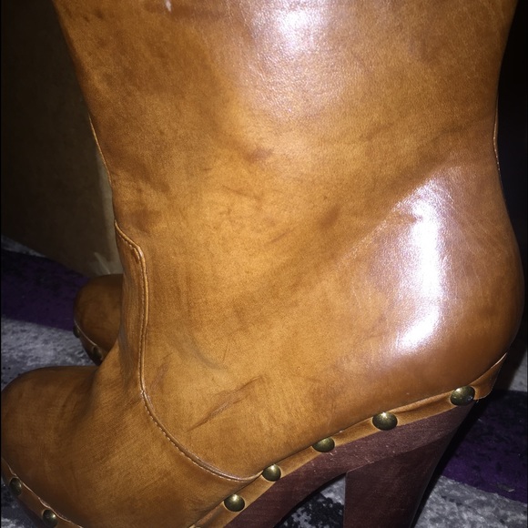 Cognac booties with chunky heel