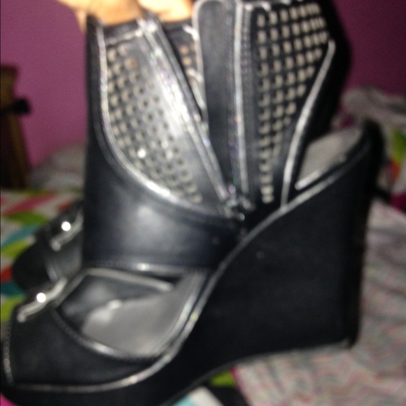 All Black Heels - Picture 1 of 3