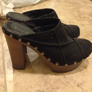Black wedges