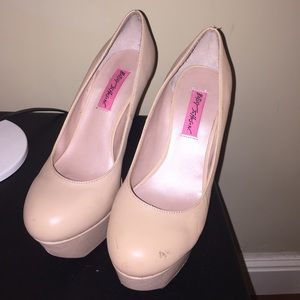Betsey Johnson nude Gillian pumps