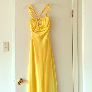 Yellow formal dress 💛
