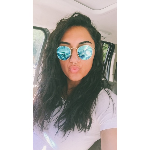 Meet your Posher, Julia