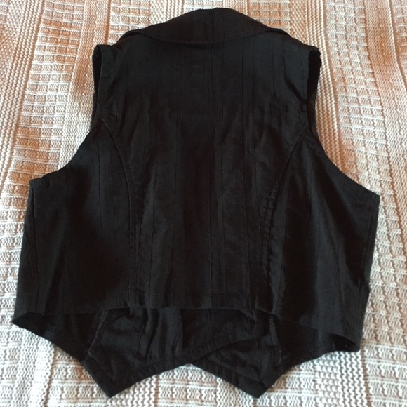 Cropped black vest - Picture 2 of 4