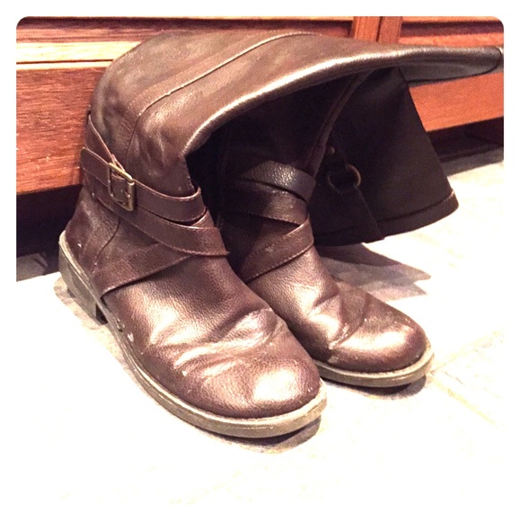 Adorable brown boots! 👢