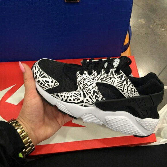 Black & White Nike Hurrache's