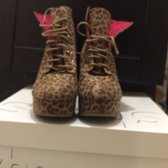 Forever 21 Leopard Wedge booties - Picture 2 of 4