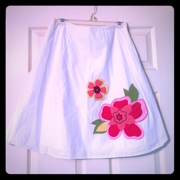 White flower print skirt!