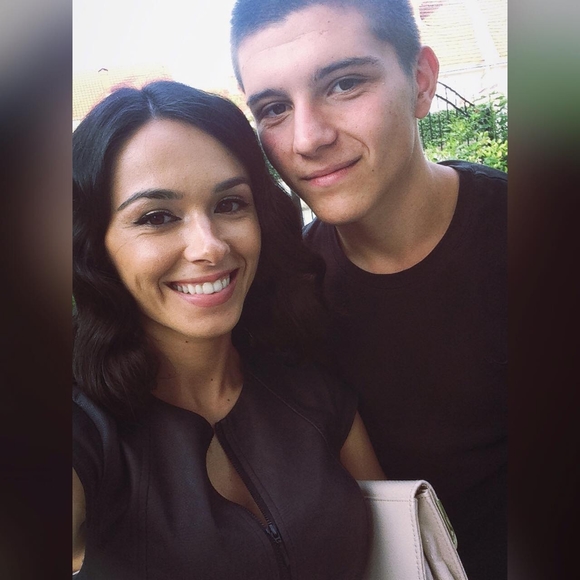 Meet your Posher, Almira - Picture 1 of 1