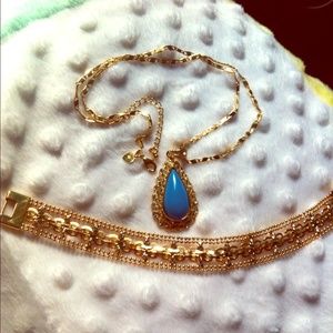 Beautiful Necklace/Bracelet set + FREE GIFT!!😊❤️