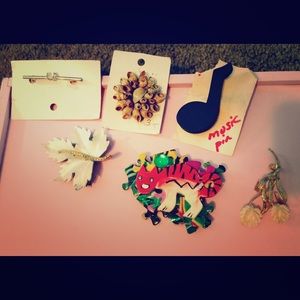 Brooches/pins