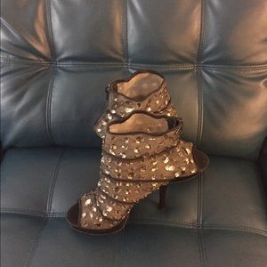 Diamonds studs shoe