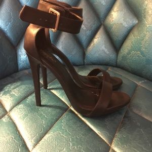 Black ankle strap heels💞