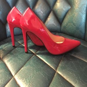 Red patent pointed toe pumps🌹
