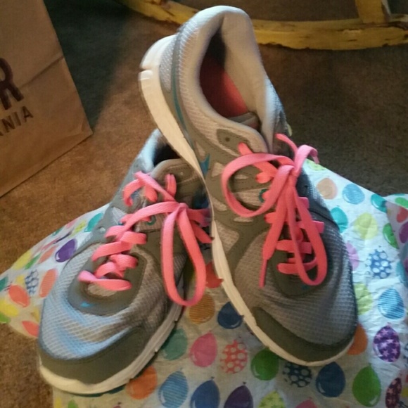 Woman's 8.5 Nike Running Shoes