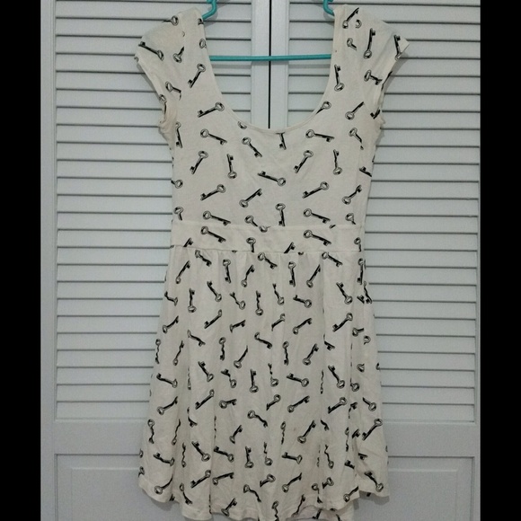 ❗️LAST CHANCE❗️Key F21 Dress Keyhole Back - Picture 1 of 1