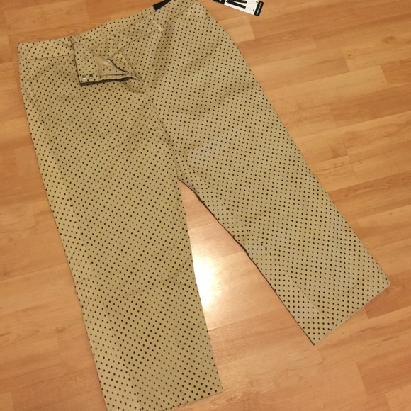Polka dot slim leg crop pants! 👖