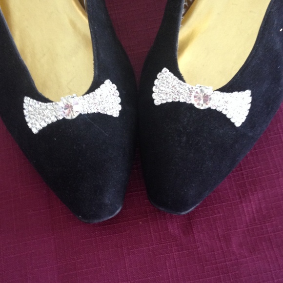 Adorable Rhinestone Bow Shoe Clips - Picture 2 of 3